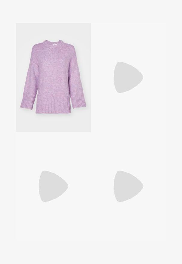 Ljubičasti pleteni pulover s okruglim izrezom, rebrastim rubom i širokim rukavima. Sadrži mješavinu mekih tekstura i suptilnih varijacija boja.; Tamne široke hlače izrađene od mekog, baršunastog materijala. Imaju elastičnu traku u struku i vertikalne šavove duž prednje strane za dodatne detalje.; Smeđe nubuk tenisice s bijelim prugama, ukrašenim vezicama i brendiranjem, teksturiranim panelima i gumiranim potplatima. Nosi se s bijelim rebrastim čarapama.; Smeđa kožna torba za nošenje s širokim, strukturiranim oblikom, tankim ručkama i teksturiranom površinom. Ima minimalistički dizajn bez vidljivih dijelova metalne opreme.