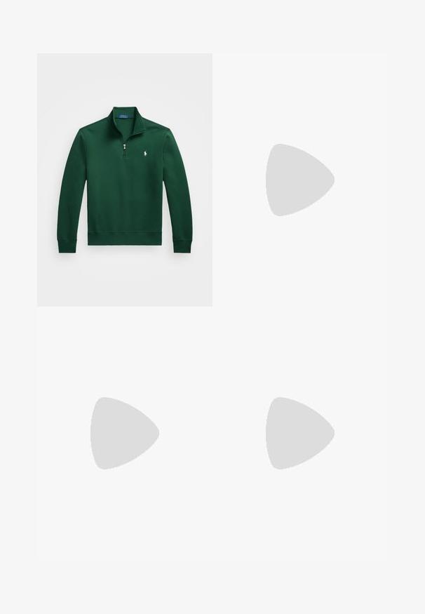 Polo Ralph Lauren - Bluza; Biała koszulka polo z bawełny, z powtarzającym się niebieskim wzorem psów i małym niebieskim logo na piersi. Krótkie rękawy i kołnierzyk.; Jasna kremowa, casualowa para spodni wykonanych z miękkiego materiału. Posiada elastyczny pas ze sznurkiem i zwężający się krój nogawek.; Białe i jasnobeżowe sneakersy sportowe, z siateczkową cholewką, perforowanymi detalami oraz teksturowaną podeszwą śródstopia z brandingiem na pięcie.