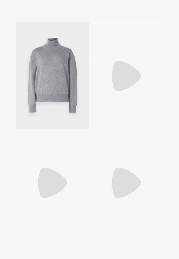 Pull col roulé gris en maille douce, avec une coupe décontractée, des manches longues et des poignets et un ourlet côtelés.; Pantalons larges noirs à taille haute, avec des détails de boutons à la taille et des plis sur le devant.; Mocassins en cuir noir avec un talon plat, présentant un détail décoratif en métal doré à l'avant et une texture lisse.; Lunettes de soleil noires surdimensionnées avec des verres dégradés, monture épaisse et détails en chaîne dorée sur les branches.; Sac fourre-tout en daim noir avec une texture lisse, une forme structurée et des coutures contrastantes. Il dispose de longues poignées pour le port à l'épaule.