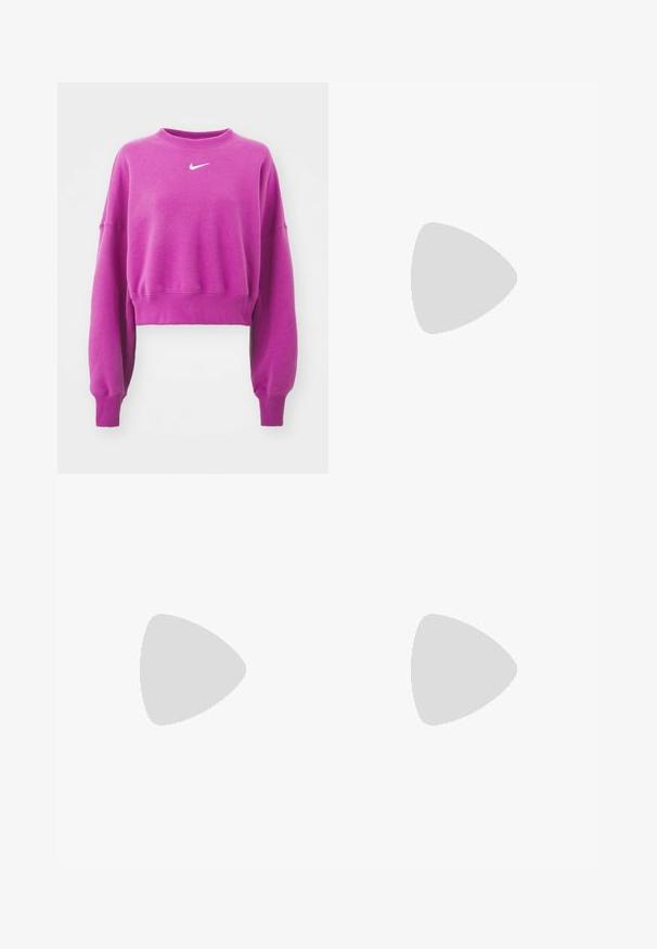 Sweatshirt violet court en mélange de coton, avec un col rond, des manches longues et un logo Nike blanc sur la poitrine.; Pantalons de survêtement bleu marine en tissu doux, avec une taille élastique à cordon de serrage, des poignets élastiques et un petit logo blanc.; Sneaker Nike avec une tige lisse et blanche, des accents en argent et une semelle en caoutchouc noir. Doté d'un amorti Air et d'un design épuré.; Lunettes de soleil aviateur avec des verres dégradés bleus, une monture en métal argenté et des accents décoratifs en forme d'étoile sur les verres. Design lisse et élégant.