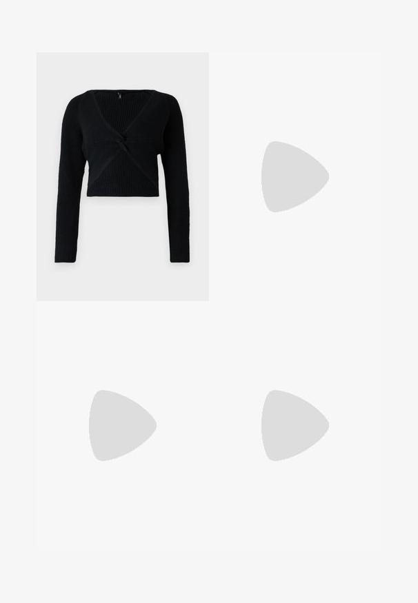 Svart kortermet genser laget av ribbestrikket stoff, med dyp V-hals, lange ermer og en knyttet frontdetalj for ekstra tekstur.; Bredde ben svarte denim jeans med falmet vask, fem-lommers design og knappelukking i livet, med sømdetaljer.; Svart lær pumps med spiss tå, ankelrem og kraftig hæl. Flat tekstur, strømlinjeformet design og minimalisme.; Svart lær tote bag med glatt tekstur, rektangulær form og to lange håndtak. Ingen synlige deler eller dekorasjoner.