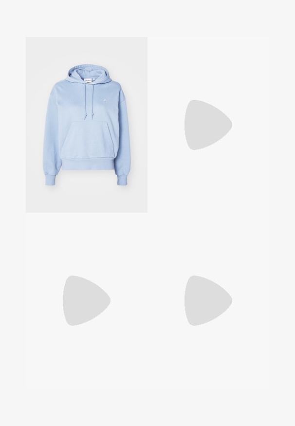Sudadera azul claro hecha de tela suave, con un bolsillo frontal, capucha con cordón y un pequeño logo bordado en el pecho.; Camiseta de algodón blanca con cuello redondo y mangas cortas. Presenta un pequeño logotipo negro de Nike en el pecho. Diseño sencillo y sin adornos.; Pantalones deportivos blancos de pierna ancha con una cinturilla acanalada y un sutil detalle de logo. Tela suave con un ajuste relajado y dobladillo ajustado.; Zapatillas Nike blancas con swoosh negro, cordones delanteros y suelas blancas con acentos azules. Llevadas con calcetines blancos de caña corta sobre pantalones verdes.