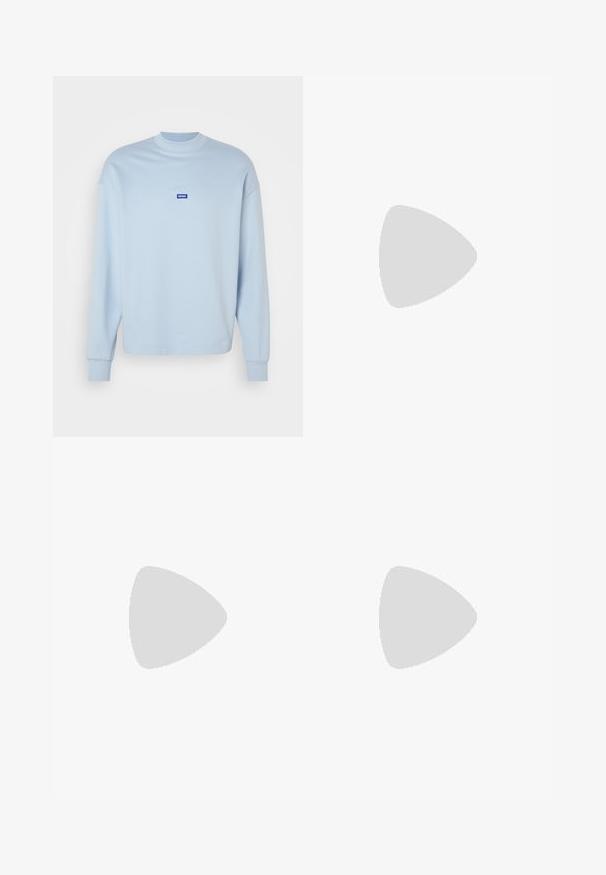 Felpa azzurra con collo rotondo e maniche lunghe. Presenta un piccolo logo "HUGO" blu sul petto. Tessuto morbido e vestibilità comoda.; T-shirt di cotone azzurro chiaro con collo a giro, con un logo quadrato ricamato in navy al centro e maniche corte.; Pantaloni neri su misura realizzati in tessuto morbido. Presentano una chiusura frontale, due tasche laterali e gambe dritte. Design minimalista senza fantasie.; Sneaker bianca in pelle con accenti in suede beige, caratterizzata da una punta rotonda, chiusura con lacci e suola in gomma marrone, con il nome del marchio "BOSS".