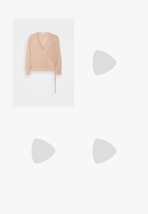 Bežs apmetnis ar apkakli no mīksta dzijas materiāla, ar dziļu V-veida kakla izgriezumu, garām piedurknēm un saitēšanu jostasvietā. Vienkārša teksturēta apdare.; Brūni un krēmbalti zebra raksta bikses ar elastīgu jostasvietu, kas izceļas ar platu kāju dizainu un gludu auduma tekstūru.; Melna ādas baleta kurpe, ar norādītu purngalu, minimālisma dizains, gluda tekstūra, zema papēža augstums, bez redzamiem aksesuāriem vai rotājumiem.; Melna ādas plecu soma ar gludu tekstūru, izliekta forma, regulējama siksna un rāvējslēdzēja aizdare. Minimālistisks dizains bez rotājumiem.