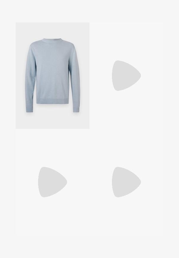 Gaiši zils adīts džemperis ar apaļu kakla izgriezumu, garām piedurknēm un ribotām aprocēm un apakšmalu. Mīksta tekstūra, vienkāršs dizains, bez rakstiem vai akcentiem.; Balts īsām piedurknēm t-krekls, kas izgatavots no kokvilnas, ar apaļu kakla izgriezumu un gludu tekstūru, ar taisnu griezumu un bez rakstiem.; Kargo bikses olīvzaļā krāsā, izgatavotas no izturīga auduma. Iespējas divas sānu kabatas, standarta viduklis un taisnas kāju dizains.; Baltas ādas sporta apavi ar perforācijām, apaļu purngali, plakanu zoli un biezām šņorēm, ar redzamu swoosh logo un vārdu "AIR" uz papēža.; Melna plecu soma ar rāvējslēdzēja galveno nodalījumu, priekšējo kabatu, regulējamu siksnu un redzamu logotipa tagu uz vāka.