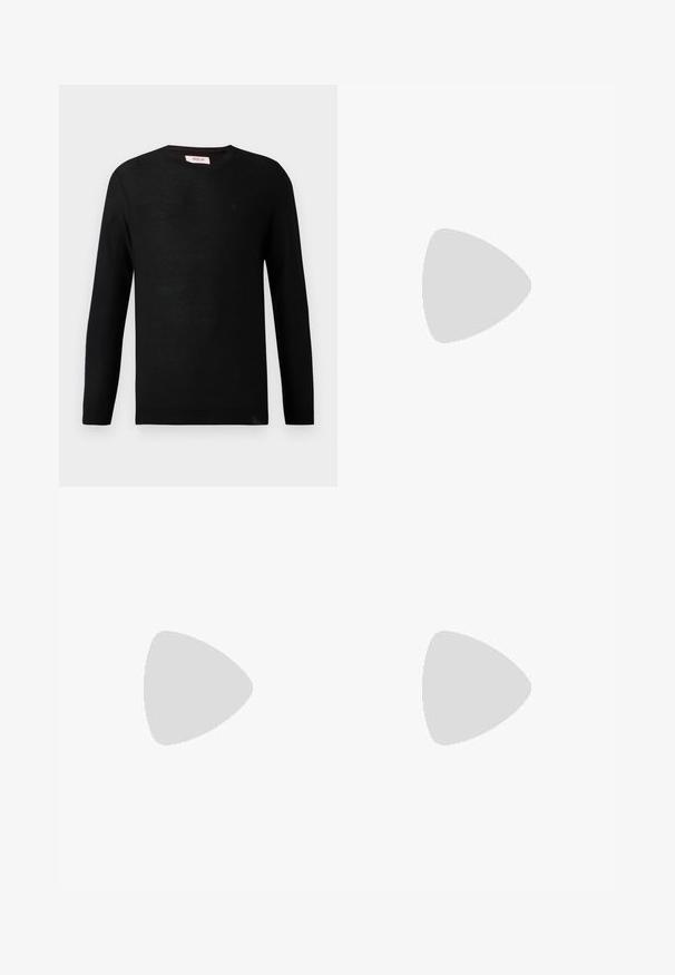 Sweater de malha preta com mangas longas e decote redondo. Textura subtil e um pequeno detalhe de logótipo no peito. Design clássico e versátil.; T-shirt de algodão em cor creme com mangas curtas, apresentando um decote redondo realçado por listras em azul-marinho e branco. Textura suave, corte descontraído.; Calças de ganga pretas com corte reto, design clássico de cinco bolsos e fecho de botão na cintura. Textura suave e tecido durável.; Tênis bege com frente em camurça texturizada, lados em couro liso e sola em borracha marrom. Inclui cadarços e detalhes de costura clara.