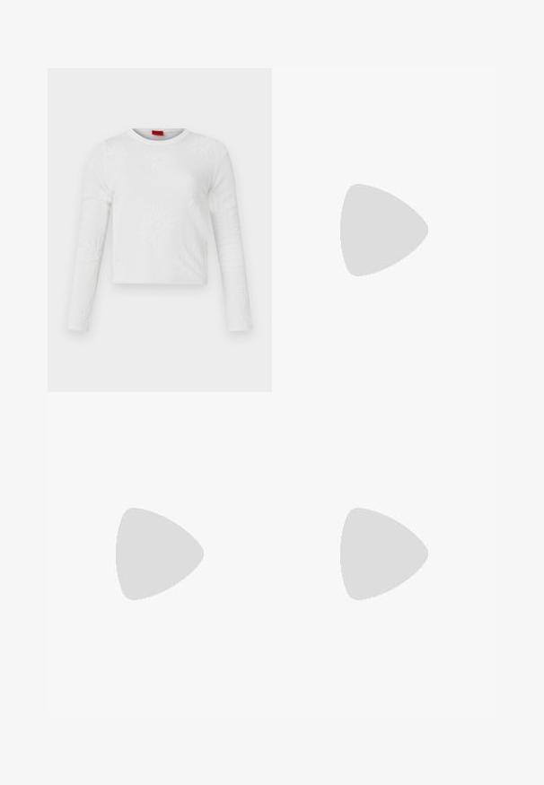 Haut en tricot à manches longues blanches avec une texture florale, encolure ras du cou et design court. Présente des motifs légèrement en relief sur l'ensemble du tissu.; Pantalon noir ajusté avec une coupe droite, présentant une texture lisse et des plis nets sur le devant. Aucune quincaillerie visible.; Talons hauts en cuir noir avec un bout pointu, dotés d'un talon fin et d'un accent en ton or sur la lanière réglable. Texture lisse.; Sac à main en cuir noir avec un design structuré, featuring une forme cropped, une poignée supérieure et des accents en matériel doré. Bandoulière réglable incluse.