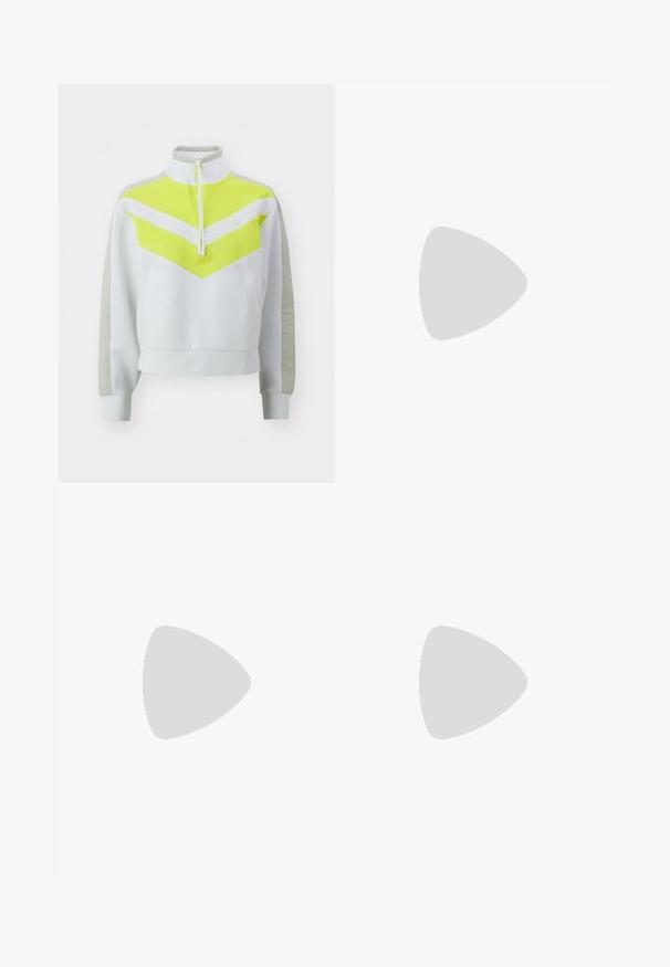 Biela mikina s krátkym zipsom a jasne žltým chevronovým dizajnom. Má šedé rukávy a klokanoú kapsu. Mäkku textúru a športový strih.; Svetlozelené, široké nohavice vyrobené z ľanu. Majú vysoký pás a čistý predný dizajn s jedným prekladaním.; Bežové semišové členkové topánky s blokovým podpätkom, so čiernym elastickým vsadením a pútkom na zadnej strane. Hladká textúra a zaoblený dizajn špičky.; Čierna kabelka s dvojitými krátkymi rúčkami a odnímateľným ramenným popruhom. Hladký materiál podobný koži s uzatváraním na zips a detailom loga.