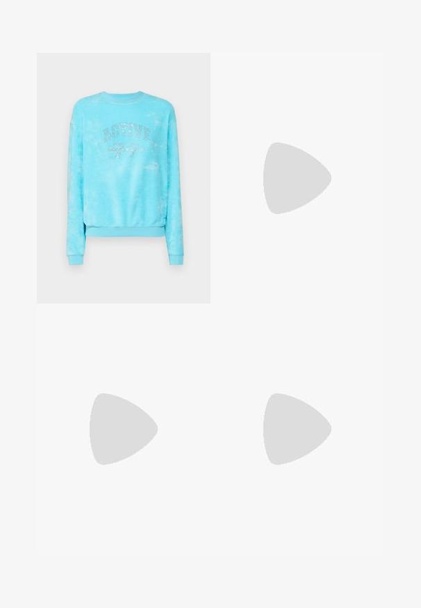 Lyseblå tie-dye hettegenser med rund hals, lange ermer, og paljett-tekst som sier "ACTIVE 77" over fronten.; Lys blå denim vidt bukser med høy midje, fem lommer og lett frayed hem, som viser en teksturert, falmet finish.; Svarte lærersneakers med en kraftig kremfarget såle, gullfarget kjedeaccent og svarte snøring. Glatt tekstur med preget merkevare på siden.; Svart skinnryggsekk med klafflukkning, frontlomme, sidelommer med glidelås og et håndtak på toppen. Har logo-detaljer på forsiden.