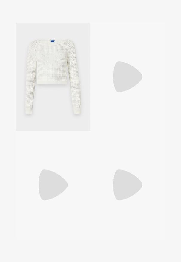 Witte cropped gebreide trui met een textuurpatroon, voorzien van een vlinderontwerp in het midden en geribde manchetten op de mouwen.; Zwarte broek met een rechte snit, een gladde textuur en een tailleband met een enkele knoopsluiting. Geen zichtbare patronen of accenten.; Zwarte leren hoge hak schoen met een spitse neus, enkelbandje en een dunne hak. Gladde textuur met een gouden accent op de hakbasis.; Beige leren handtas met een gestructureerde, driehoekige vorm, voorzien van een zilveren kettinghandvat en een cursieve logo in metaal.