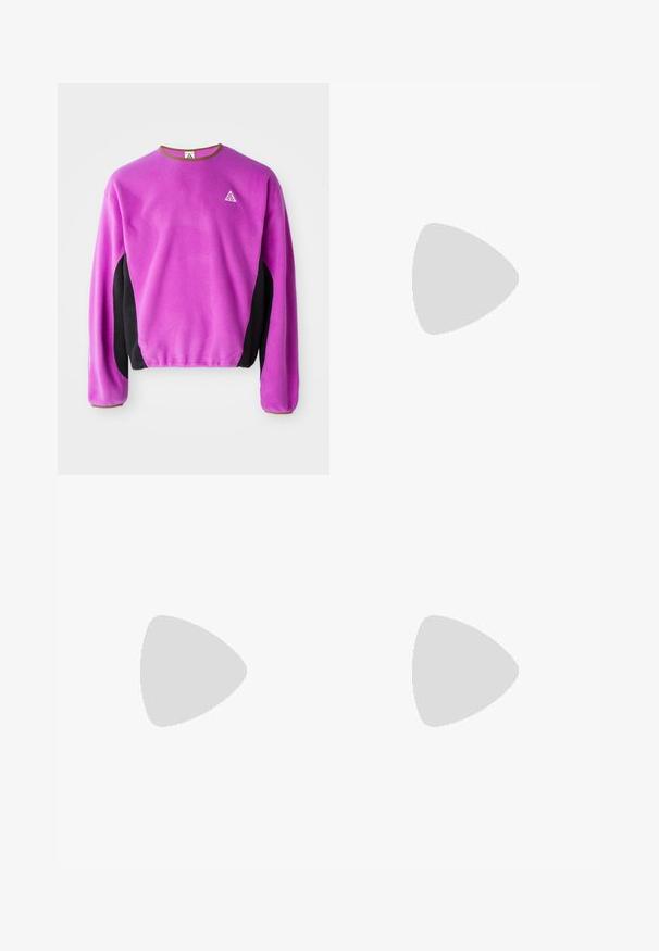Fleece džemperis su ryškiu purpuriniu priekiu, juodomis šoninėmis dalimis ir rudą apykakle. Apima mažą trikampį logotipą ant krūtinės.; Juodos lengvos krovininės kelnės su elastinga juosmeniu, šoninėmis užtrauktukais ir erdviomis kišenėmis. Turi laisvą prigludimą ir siaurėjančius rankogalius.; Juodi bėgimo bateliai su lygiu sintetiniu paviršiumi, perforuotomis detalėmis, tekstūruotais šonų skydeliais ir išskirtiniu elastingu padu.; Sportiniai saulės akiniai su juodu rėmu, dideliais gradientiniais objektyvais, turinčiais purpurinių ir žalių atspalvių, bei kampuotais dizaino akcentais su logotipo detale.