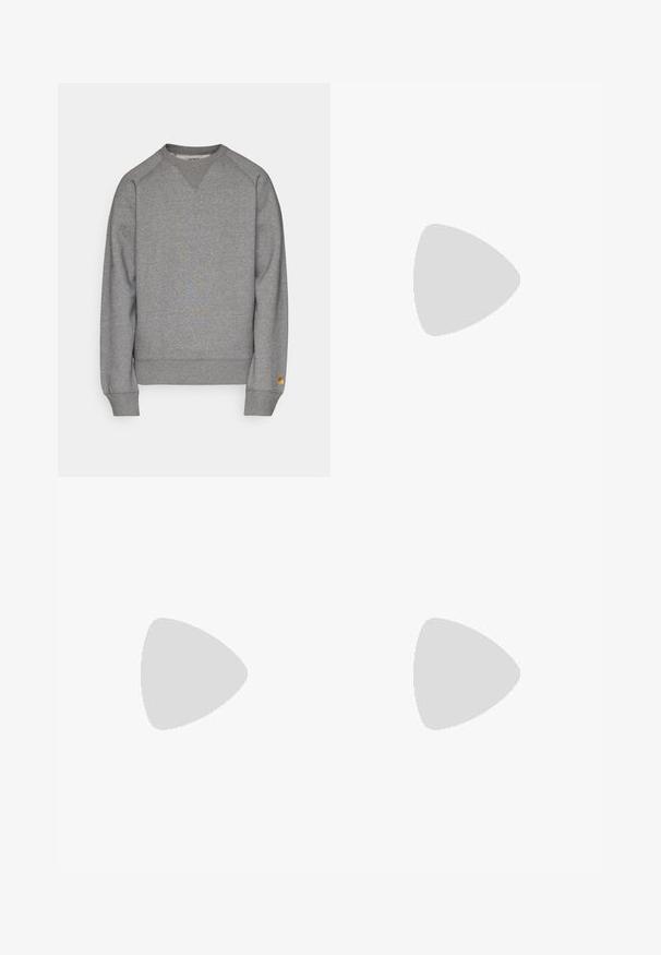 Carhartt WIP CHASE - Mikina - dark grey heather/gold; Bílé bavlněné trička s krátkým rukávem, design s kulatým výstřihem, jednobarevná textura, naskládána do řady, s jemným brandingem na výstřihu.; Tmavě modré džíny s vysokým pasem, rovnými nohavicemi, kontrastním šitím a nášivkami na přední straně.; Bílé tenisky s přízí v zelené barvě, kožený svršek, perforovaný špička, šněrování a texturovaná gumová podrážka. Vyznačují se výrazným logem "N".