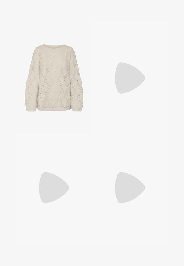 Pull en maille beige clair avec un motif en dentelle en losange, col rond et manches longues et amples. Tissu texturé et respirant.; Pantalon noir avec une coupe droite, doté de poches avant et d'éclairs sur l'ourlet. Fabriqué en tissu doux et lisse. Convient à diverses occasions.; Sandale à talons hauts en suede marron avec un bout ouvert, une bride de cheville réglable et une semelle de plateforme rayée.; Sac en cuir marron avec un haut froncé et une bandoulière en chaîne. Texture lisse avec une finition brillante et des coutures subtiles sur les côtés.