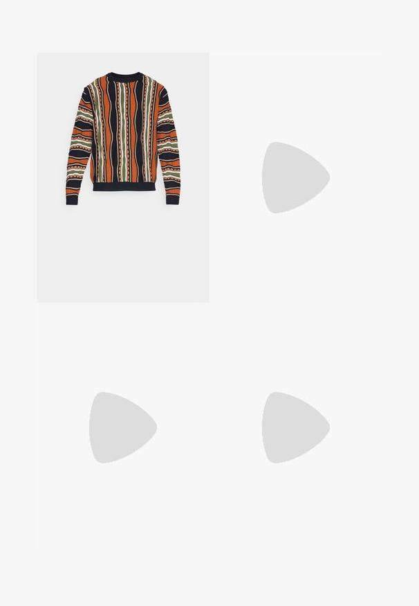 Redefined Rebel TETON REGULAR FIT - Vesta - umber; Svijetloplave široke traperice s srednjim strukom, pet džepova i zatvaranjem na gumba s uskim metalnim detaljem.; Bež visoke platnene tenisice s crvenom prugom, bijelim gumenim potplatom i metalnim rupicama, s poznatim logom zvijezde sa strane.; Smeđe pravokutne sunčane naočale s tankim srebrnim žičanim okvirom i potporama na nosu. Leće su ravne i blago obasjane.