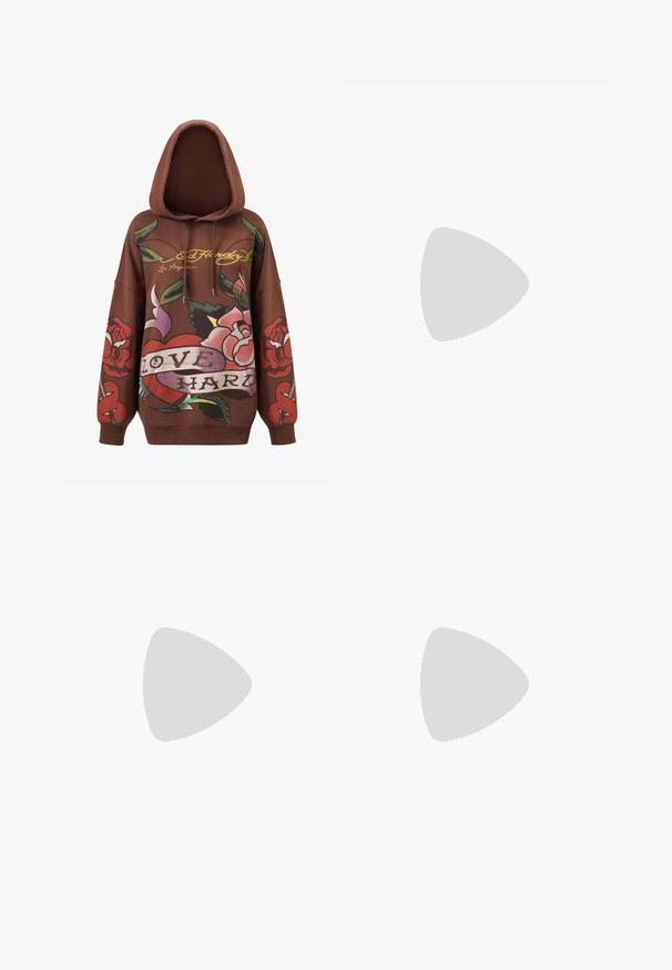Hnědá mikina s kapucí, která má velký květinový motiv v červené a růžové barvě s zelenými listy a slovy "LOVE HARD" na béžovém banneru. Mikina má velkou přední kapsu.; Světle modré džíny s rovný střih, designem s pěti kapsami a knoflíkovým zapínáním. Mají jemné vyblednutí a oranžové prošití.; Světlé semišové kotníkové boty s měkkou strukturou, prošívanými detaily a gumovou podrážkou, s okrouhlým podpatkem pro snadné obouvání.; Modrá denimová taška s polstrovaným, zaobleným tvarem a křivou rukojetí. Textura je měkká, s viditelným šitím a hladkým povrchem.