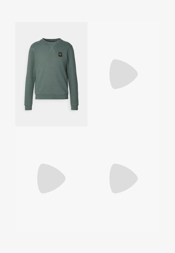 Belstaff Sudadera - smaragd; Pantalones de chándal azul claro fabricados en un tejido suave, con un diseño ajustado, cinturilla elástica y dobladillos con puños. Logo pequeño en un lado.; Zapatillas Lacoste en gris oscuro con material de malla y sintético, que cuentan con una suela texturizada y detalles en marrón en el cuello y la marca.; Riñonera en estampado de tie-dye azul oscuro con cremallera en la parte superior, material texturizado y un detalle de logotipo prominente en la parte frontal.