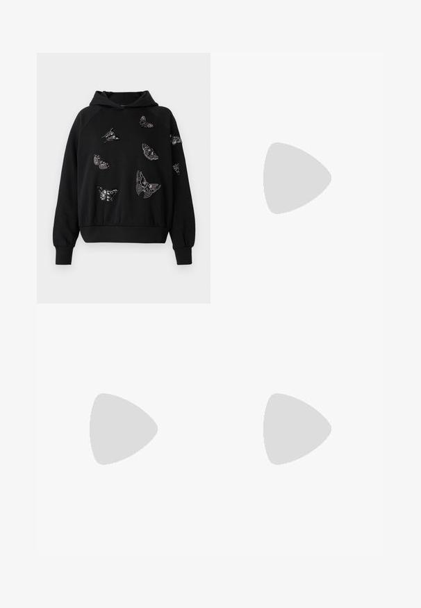 Čierna mikina s voľným strihom, ktorá má na prednej strane a rukávoch rôzne korálkové motýlie dizajny v odtieňoch striebornej a čiernej.; Čierne kožené nohavice s rovný fit, vysokým pásom, zipsovým zapínaním a viditeľnými švami pozdĺž švov. Hladká textúra.; Čierna kožená členková čižma s špicatou špičkou, geometricky tvarovaným podpätkom a pútkom na zadnej strane. Hladká textura a elegantný dizajn.; Čierna kožená kabelka s obdĺžnikovým tvarom, hladkým povrchom, tenkým popruhom na plece a minimalistickým dizajnom.