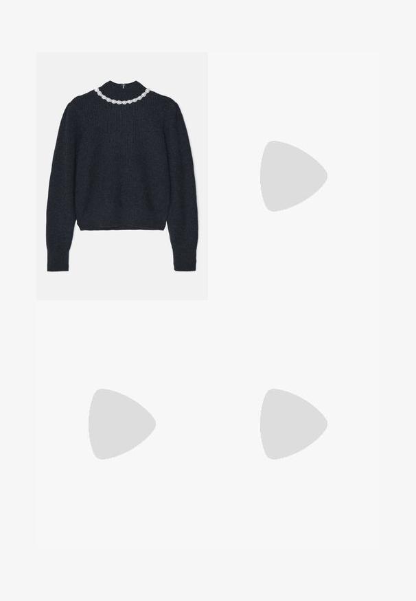 Maglione a coste di un blu scuro con maniche lunghe e collo alto, decorato con un dettaglio di collana floreale in perle bianche al colletto.; Blusa nera trasparente con scollo arr gathered, dettaglio con fiocco e maniche a campana. Presenta un orlo a strati con rouches e un tessuto testurizzato.; Jeans in denim con vita alta e gambe larghe, caratterizzati da un classico lavaggio blu, cuciture visibili e dettagli metallici sulla tasca frontale.; Stivale alla caviglia in pelle nera con punta appuntita e tacco a blocco. Texture liscia, design minimalista e silhouette alta.