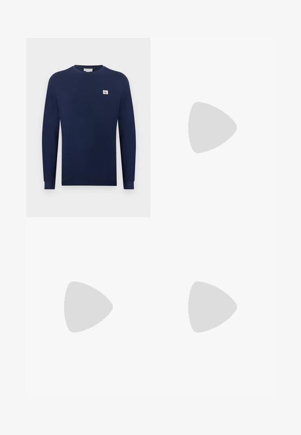 Tmavě modrá mikina s dlouhým rukávem v žebrované struktuře, s malou logo nášivkou na levé straně hrudi a kulatým výstřihem.; Slim fit džíny v bledě šedém denimovém provedení, s opotřebovanými detaily na kolenou, kombinované s bílými teniskami. Hladká textura, těsný střih.; Bílé kožené tenisky s perforacemi, kulatou špičkou, plochou podrážkou a silnými tkaničkami, které mají viditelné logo swoosh a nápis "AIR" na patě.; Stříbrný nerezový náramkový hodinky s navy modrým ciferníkem, kovovými hodinovými značkami a oknem pro datum na hodině 3. Vodotěsné do 50 metrů.