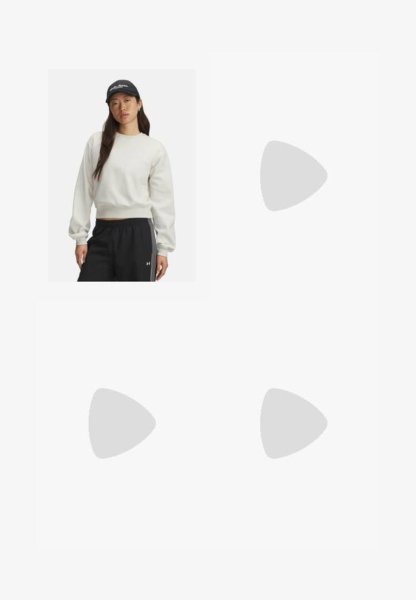 Lichtgrijze sweatshirt met geribde manchetten en onderkant, voorzien van een klein wit logo op de borst. Gecombineerd met zwarte sportbroek met zijstrepen.; Zwarte sport crop top gemaakt van glad materiaal, met een vierkante halslijn en brede bandjes. Bevat een klein wit logo aan de zijkant.; Zwarte sportieve shorts gemaakt van rekbare stof, met een hoge tailleband en zijzak. Glad textuur met platte naden en logo-accent.; Sportieve schoenen in lichtroze en beige met textuur op de zijkanten, bruine accenten en flexibele zolen. G gedragen met blauwe leggings en witte sokken.