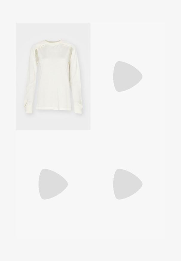Chemise à manches longues en tissu crème léger, avec un col rond, de subtils découpes sur les côtés et des poignets côtelés. Texture douce dans l'ensemble.; Jupe noire, longueur cheville en tissu léger. Dotée d'une taille froncée avec un cordon de serrage pour un ajustement réglable et d'une silhouette évasée.; Sandale en cuir noir avec un bout carré, des fines lanières, une bride de cheville ajustable et un petit talon. Présente un petit accent doré sur la lanière.; Sac à main en cuir marron avec un design courbé, une anse crème, des accessoires dorés et une bandoulière détachable. Présente des détails de couture blanche.