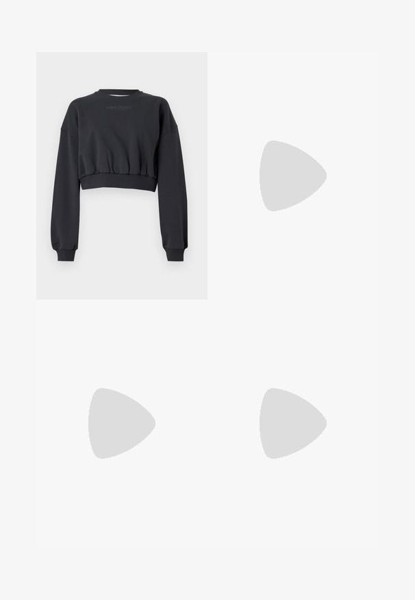 Svart cropped genser med ribbet utringning og mansjetter. Teksten "CARLO COLUCCI" trykt subtilt i grått. Jevn tekstur, løse ermer.; Plissert hvit skjørt med en svart elastisk midje som har "LACOSTE"-logoen. Midjelengde design med myk tekstur.; Hvite lær sneakers med tykk hvit såle, svart semsket hælforsterkning og preget logo på siden. Snøresystem med seks hull.; Store svarte solbriller i overdimensjonert størrelse med geometrisk form, med mørke linser og en kontrasterende grå detalj på rammen. Logo på armen.