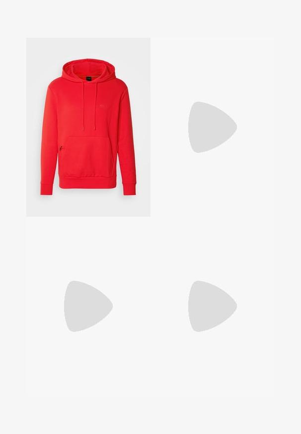 BOSS SOODY - Mikina s kapucňou - open red; Biely bavlnený tričko s okrúhlym výstrihom, krátkymi rukávmi a jemne embosovaným logom na hrudi. Vnútorná etiketa má oranžový akcent.; Modré denimové džínsy s vysokým pásom, rovnými nohavicami a jemným vyblednutím. Majú klasický strih s piatimi vreckami a zapínanie na zips.; Biele kožené tenisky s béžovými semišovými akcentmi, s okrúhlou špičkou, šnurovaním vpredu a hnedou gumovou podrážkou, so značkou "BOSS."
