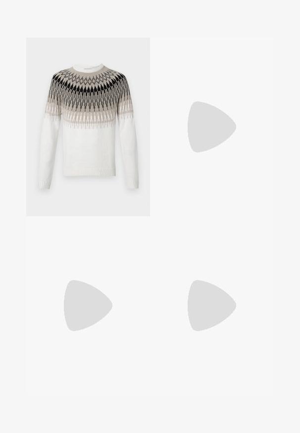 Strickpullover in Weiß mit einem geometrischen Muster in Schwarz-, Grau- und Beigetönen. Mit Rundhalsausschnitt und gerippten Bündchen und Saum.; Helle blaue Jeans mit hoher Taille, Frontknopf, Reißverschluss und fünf Taschen-Design, flach auf einem neutralen Hintergrund ausgelegt.; Weiße Sneaker mit schwarz- und grau-aczenten, ausgestattet mit einer strukturierten grauen Zehenkappe, schwarzer Gummi-Sohle und flachen weißen Schnürsenkeln. Sauberes Design, minimalistische Stil.; Graue Wildleder-Gürteltasche mit runder Form, zwei mit Reißverschluss verschlossenen Fächern und verstellbarem Trageriemen. Mit metallischen Hardware-Akzenten.