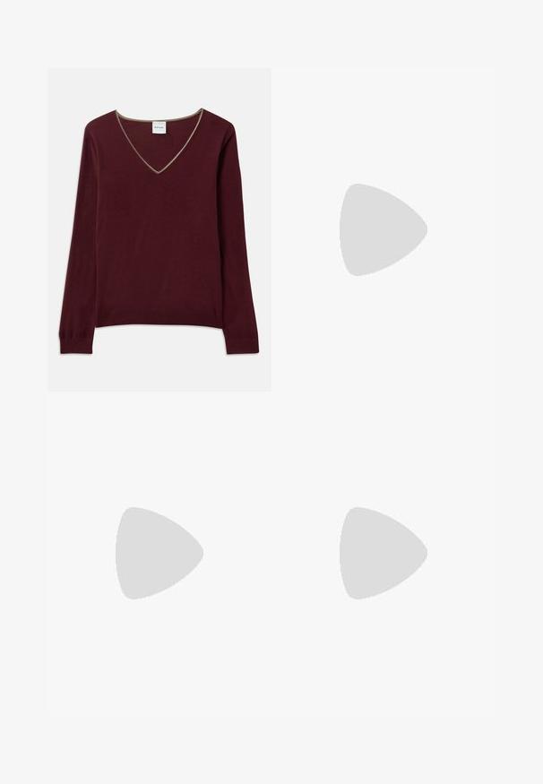 Burgunderfarbener Strickpullover mit langen Ärmeln, V-Ausschnitt und kontrastierendem Besatz entlang des Ausschnitts. Weiche Textur, gerippte Bündchen und Saum.; Marineblaue Tailored-Hosen mit geradem Schnitt, ausgestattet mit glattem Material, zwei frontalen Taschen und einem schlichten Bund.; Schwarzer Leder Slingback-Absatz mit spitz zulaufender Zehenpartie, minimalistisches Design, dünner Knöchelriemen und eleganter Stiletto-Absatz. Glatte Textur.; Braune strukturierte Ledertasche mit goldener Kettenriemen und Klappenverschluss. Die Vorderseite zeigt ein Logo-Detail und eine Tasche unter der Klappe.