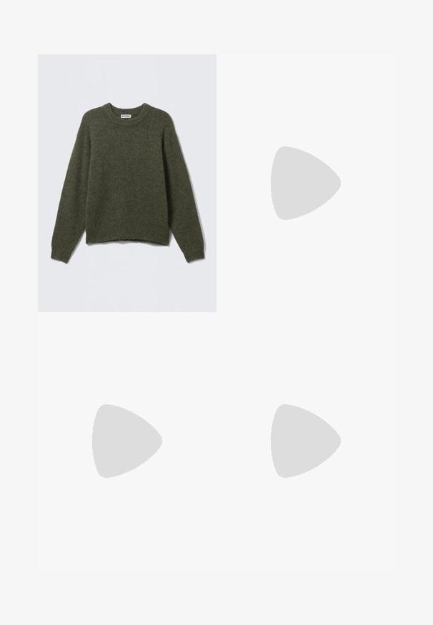 Olivengrüner gestrickter Pullover mit Rundhalsausschnitt, langen Ärmeln und gerippten Bündchen. Weiche Textur und lässige Passform, mit einem taillierten, leicht verkürzten Saum.; Weißes Hemd mit klassischem Kragen, langen Ärmeln und abgerundetem Saum; verfügt über ein kleines oranges Logo auf der linken Unterseite.; Distressed Denim-Jeans in Hellgrün, mit geradem Bein, Fünf-Taschen-Design und ungleichmäßiger Ausbleichung sowie Farbspritzern.; Schwarze Leder-Derby-Schuhe mit einem eleganten Design, runder Zehenpartie und rutschfester Gummisohle mit tiefen Rillen für besseren Halt.