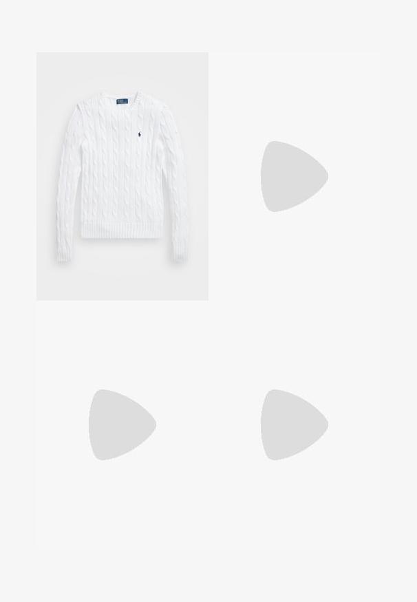 Λευκό πουλόβερ με πλέξη καλωδίου και στρογγυλή λαιμόκοψη, με ραμμένα μανίκια και στρίφωμα, που διαθέτει μικρό μπλε λογότυπο στο στήθος για λεπτομέρεια.; Polo Ralph Lauren HIGH RISE RELAXED STRAIGHT TROUSER - Παντελόνι - black; Μαύρα δερμάτινα παπούτσια με χοντρή, ραβδωτή σόλα, διαθέτοντας κυκλική ασημί μεταλλική λεπτομέρεια και ελάχιστη ραφή.; Λευκή δερμάτινη τσάντα με υφή, διαθέτει χρυσή αλυσίδα και μαύρες λεπτομέρειες. Περιλαμβάνει μπροστινή τσέπη και κλείσιμο με φερμουάρ.