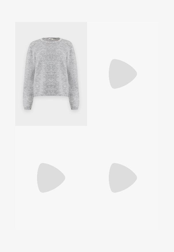 Pelēks adīts džemperis ar apaļu kakla izgriezumu, kas rotāts ar dekoratīvu balto mežģīni. Garas piedurknes, mīksta tekstūra un brīva piegrieztne.; Platās kājas bikses tumši pelēkā audumā, ar augstu jostasvietu, ar vienu uzpūstu vīli un gludu tekstūru ar tīru apdari ap malām.; Melnas laka ādas apavi ar norādītu purngalu, blokveida papēdi un potīšu jostu, saskaņoti ar pelēkām ribotām kāju sildītājām un brūnu zamšādas svārku.; Melnā mākslīgās ādas rokassoma ar krokodila rakstu, savilkta augšdaļa un saburzīta siksna. Izskatās mīksta un kompakta pēc dizaina.