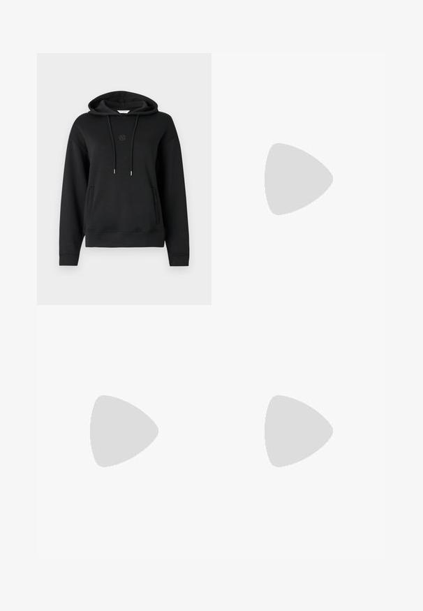 Sudadera con capucha negra hecha de tela suave, con un bolsillo frontal, cordones y un logo sutil bordado en el pecho.; Minifalda con estampado de pata de gallo en marrón y negro, con un corte recto y detalle de costura frontal sobre un fondo blanco.; Sandalias de tacón de charol negro con punta cuadrada, correas en el tobillo y hebillas plateadas. Presentan un tacón grueso para mayor estabilidad.; Bolso tote de cuero negro con textura lisa, forma rectangular y dos asas largas. Sin herrajes ni adornos visibles.