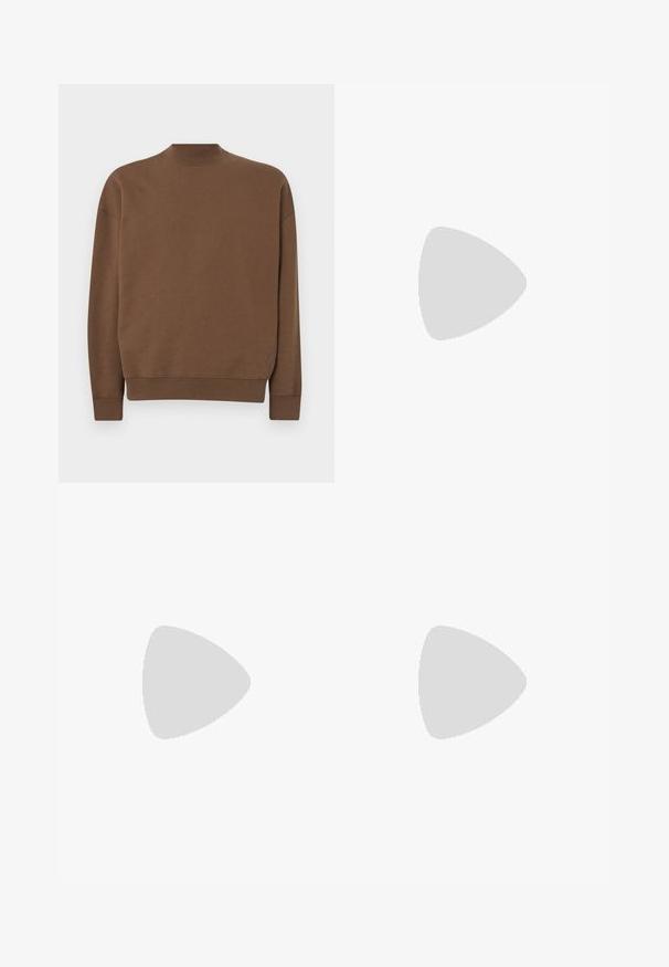 Felpa marrone realizzata in materiale morbido. Presenta un collo alto, maniche lunghe e una vestibilità rilassata. Dettaglio del logo discreto vicino all'orlo.; Jeans di denim azzurro chiaro con una vestibilità ampia, gambe dritte, design a cinque tasche e chiusura con bottone in vita. Dettagli di cucitura minimalista.; Sneaker Lacoste grigie scure in materiale mesh e sintetico, con suola testurizzata e dettagli marroni sul colletto e sul branding.; Marsupio in stampa tie-dye blu scuro con una parte superiore con zip, materiale testurizzato e un logo ben visibile sul davanti.