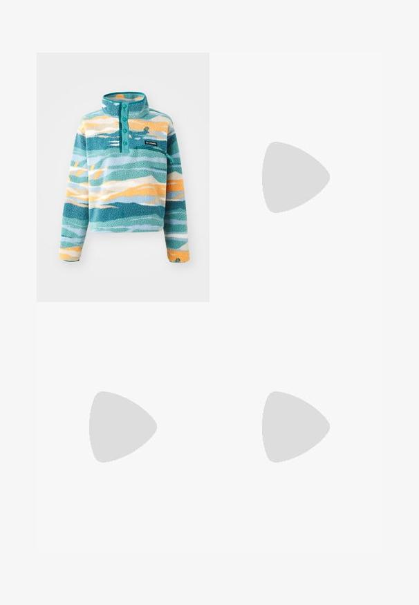 Mikroszálas pulóver magas gallérral, kék, zöld és narancssárga hullámmintákkal. Négy tengerészkék gombot és egy mellzsebet tartalmaz.; Kék és fekete csíkos, oversized ing, egy vállról lelógó dizájnnal, fehér nyomtatott szöveggel és három fehér csíkkal az ujján.; Tengerészkék bordázott, bővülő szabású melegítőnadrág fehér oldalsávokkal és bal oldalon hímzett logóval, két oldalzsebbel.; Szürke velúr sportcipők fehér fűzővel és gumi talppal, az oldalán három ferde csíkkal és a nyelvén logo folttal.