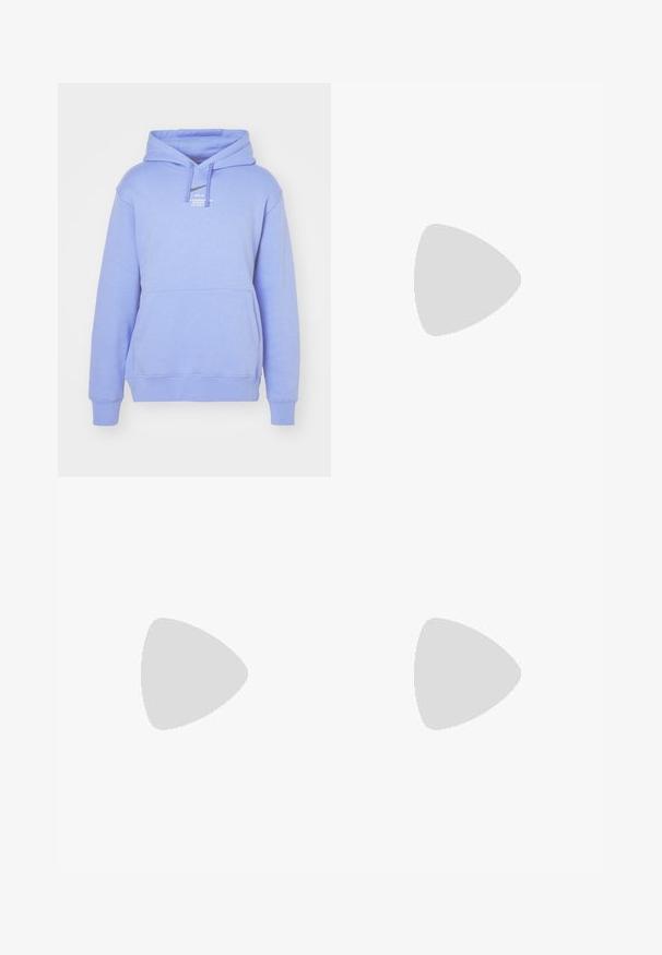 Nike Sportswear HOODIE - Camisola - royal pulse; T-shirt de algodão verde-oliva com mangas curtas, apresentando um grande logotipo "N" padronizado em bege e um pequeno swoosh da Nike em rosa no peito.; Bermudas castanhas com corte reto, dois bolsos laterais e fecho frontal com botão. Feitas em tecido de algodão durável com acabamento mate.; Sapatilha atlética cinza com parte superior em malha e camurça, detalhes brancos, sola acolchoada e um design distinto com elementos refletivos.