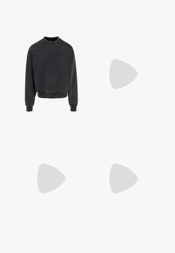Felpa nera corta con scollo rotondo, polsini e orlo a costine. Realizzata in un tessuto morbido con un aspetto leggermente sbiadito.; Jeans in denim nero con design a gamba dritta, cinque tasche e passanti per cintura, caratterizzati da una texture leggermente sbiadita e cuciture a contrasto.; Mocassini in pelle nera con finitura liscia, dotati di un dettaglio di cinturino anteriore e di una suola in gomma spessa con accenti scanalati.; Ray-Ban WAYFARER UNISEX - Occhiali da sole - black; Orologio analogico argento con cassa ottagonale, quadrante grigio, indicatori delle ore argentati e bracciale in acciaio inossidabile. Design minimalista con texture liscia.