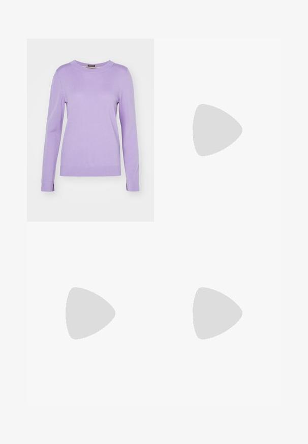 Sweater lilás de malha com mangas compridas, decote redondo e fendas laterais na bainha. Textura suave e detalhes canelados nos punhos e na bainha.; Calças pretas de corte ajustado com um design de perna reta, apresentando uma textura lisa e pregas bem definidas na frente. Sem hardware visível.; Botas de tornozelo em couro preto com um salto bloco, apresentando painéis laterais elásticos. Combinadas com calças pretas que têm uma faixa lateral branca.; Bolsa de couro preta com um design estruturado, apresentando uma forma cropped, alça superior e detalhes em metal dourado. Inclui uma alça de ombro ajustável.