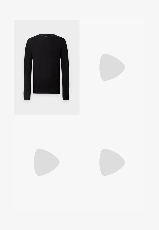 Sort sweater med en rund halsudskæring og lange ærmer. Har et struktureret mønster og ribbede manchetter for en tætsiddende silhuet.; Sorte skræddersyede bukser med lige pasform, fremstillet af glat stof. Har bæltestropper og foldedetalje foran.; Hvide lædersneakers med en glat finish, rund tå, flade snørebånd og en struktureret sål. Grå ruskindsdetalje ved hælen.; Klare plastik solbriller med rektangulære brune linser, med tynde, transparente stænger og metal accenter på templerne.