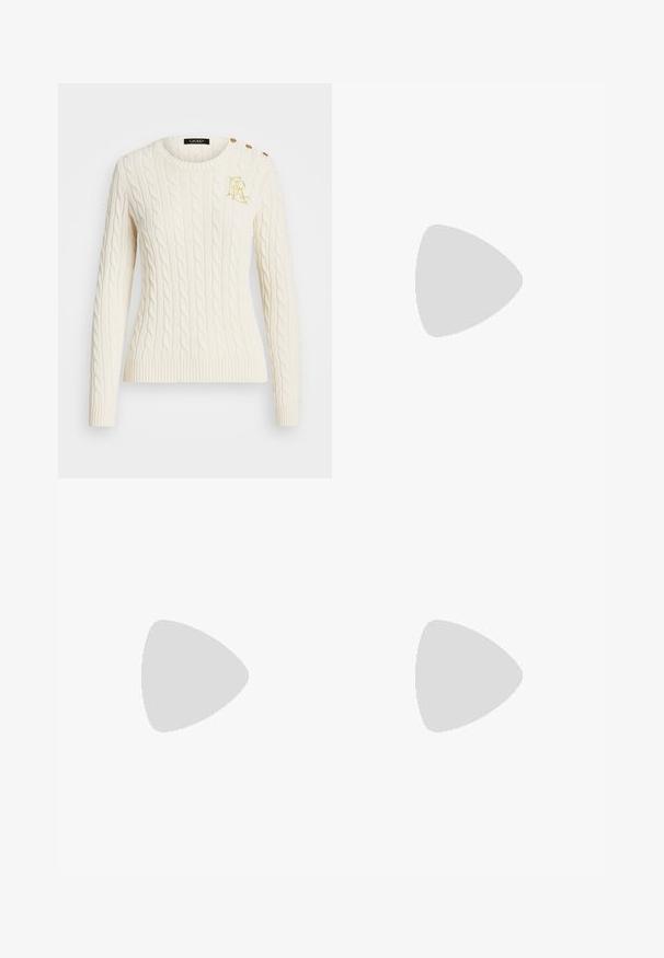 Svetr, krémový, s pleteným designem do kabelu, kulatý výstřih, žebrovaný lem, dlouhé rukávy, obsahuje zlaté knoflíky na rameni a vyšívanou logo detail.; Polo Ralph Lauren HIGH RISE RELAXED STRAIGHT TROUSER - Kalhoty - black; Béžová sandál s vysokým podpatkem, čtveratou špičkou, tenkým kotníkovým páskem a blokovým podpatkem. Hladká kožená textura s detaily ve zlaté barvě.; Černá kožená kabelka s zakřiveným tvarem, zlatými detaily a odnímatelným popruhem. Texturovaný šedý pletený svetr nošený přes černé kalhoty.