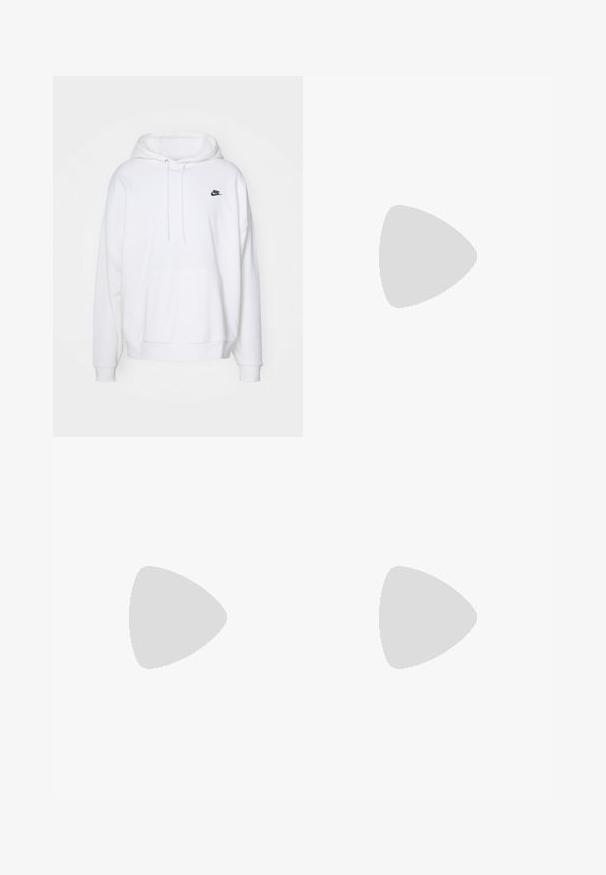 Hoodie branco feito de tecido macio, com um bolso tipo canguru, cordões na capuz e um pequeno logotipo preto da Nike no peito.; Calças de fato de treino pretas, com cintura elástica e um corte solto, com punhos nas pernas, textura suave e sem padrões visíveis ou detalhes de metal.; Sapatilha Nike Air Max 90 branca com parte superior em malha e couro, caixa de dedos perfurada e uma unidade de ar visível no calcanhar.; Óculos de sol pretos com acabamento mate, lentes retangulares, leve curvatura nas hastes, detalhe sutil do logo e lentes de cor fumada.