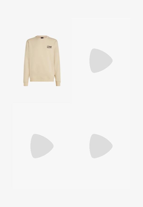 Beige sweatshirt met ronde hals, gemaakt van een katoenmix, met een klein zwart logo op de borst. Ribgebreide manchetten en onderkant completeren het ontwerp.; Witte katoenen t-shirt, losse pasvorm, gecombineerd met lichtblauwe versleten denim jeans met rafelige randen en zwarte verfspatten.; Zilveren en zwarte sportschoenen met een bovenwerk van mesh, een gevoerde zool, vetersluiting en een zijlogo.; Guess horloge met een rechthoekige groene plastic behuizing, een zwarte rubberen band met textuur, en meerdere wijzers met vetgedrukte cijfers en accenten.