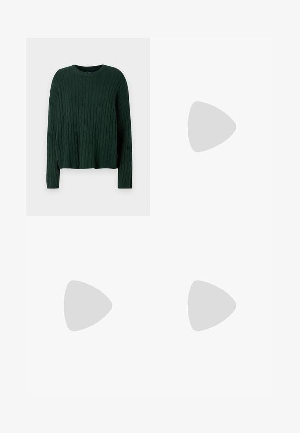 Temno zeleno pleteno pulover s pletenim vzorcem, okroglo izreza in dolgimi rokavi. Ima sproščen kroj in rebrast rob.; Noisy May NMJANNEL LOOSE - Široke kavbojke - black denim; Črne usnjene platformne loafersice z zaobljenim nosom in širokim trakom čez vamp. Imajo debele, kvadratne pete in gladko teksturo.; Ženska z dolgimi temnimi lasmi, oblečena v črn kostim, nosi črno usnjeno torbo čez ramo in se ozira čez ramo proti beli podlagi.; Srebrne uhane v obliki obroča z minimalističnim dizajnom. Krožna oblika, gladka tekstura in tanek profil. Lahki s poliranim zaključkom.