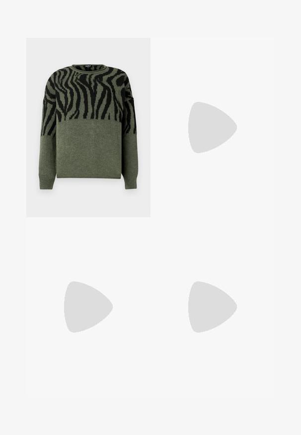 Zebra-muster Pullover in Dunkelgrün und Schwarz, gestrickte Textur, Rundhalsausschnitt, lange Ärmel, mit kontrastierendem Design im oberen Bereich.; Klassische blaue Denim-Jeans mit geradem Bein, fünf Taschen und Knopfverschluss. Sie verfügen über eine mittelblau gewaschene Optik und sind aus robuster Textur.; Schwarze Leder-Kniehohe Stiefel mit quadratischer Zehenform, schmalem Absatz und vertikaler Naht entlang des äußeren Schafts. Glatte Textur.; Schlangenmuster-Tasche mit einem gebogenen Griff. Hergestellt aus strukturierten, beige- und braunfarbenen Materialien, die ein markantes Diamantmuster aufweisen.
