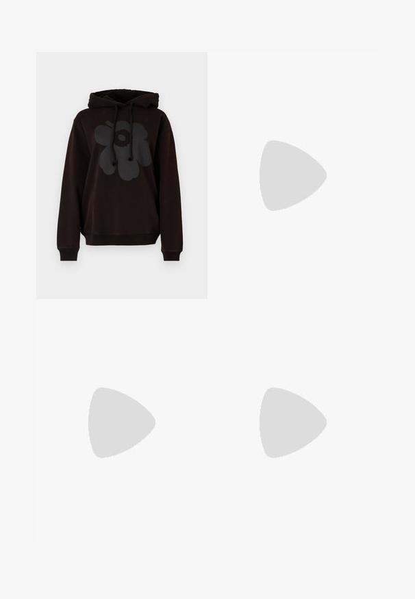 Marimekko SANOMA UNIKKO PLACEMENT HOODIE - Ikdienas džemperis - black; Melnas pielāgotas bikses ar taisnu kāju dizainu, kas raksturojas ar gludu faktūru un asiem krokām pa priekšu. Nav redzamu metāla detaļu.; Melnas ādas slingback zābaki ar smailu purngalu, ar šauru papēdi un zelta krāsas akcentu uz regulējama siksniņas. Gluda tekstūra.; Melnas ādas roku soma ar struktūru, ar īsu formu, augšējo rokturi un zelta aksesuāriem. Iekļauta regulējama plecu siksna.