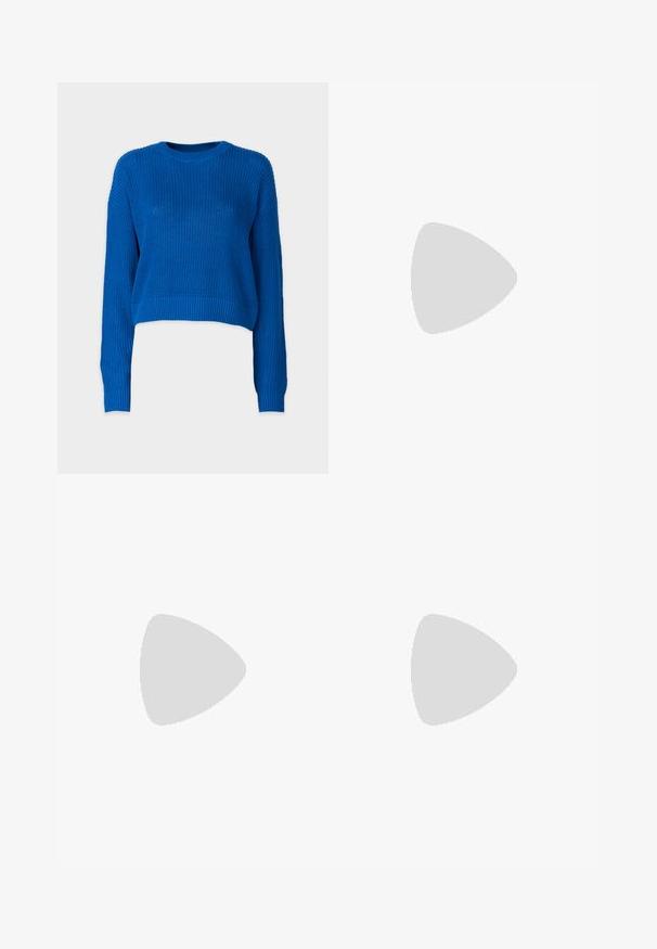 Noisy May NMMAYSA O NECK - Camisola - lapis blue; Jeans pretos de cintura alta com fecho de botão e zíper, bolsos frontais e pernas largas dispostos em cima de um fundo branco.; Botas de tornozelo pretas com um cabedal sintético liso, painéis laterais elásticos, uma alça de puxar e uma sola de borracha grossa.; Bolsa tote preta em couro com textura lisa, forma retangular e duas alças longas. Sem hardware ou enfeites visíveis.