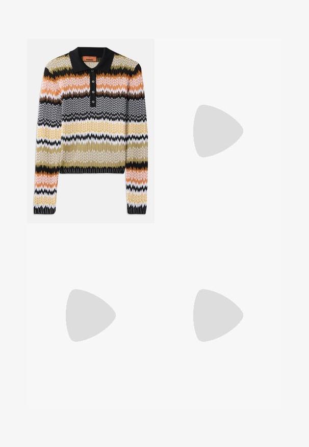 Maglione polo lavorato a maglia in un motivo zigzag multicolore, con colletto nero e placca con bottoni. Morbido al tatto, con maniche lunghe e polsini a costine.; Jeans high-waisted azzurri chiari con gamba dritta, con una texture in denim sbiadito, dettagli di cuciture rosse e un classico design a cinque tasche.; Slingback con tacco in vernice nera con punta affusolata, caratterizzato da una stampa a serpente testurizzata, cinturino regolabile e un tacco corto e testurizzato.; Borsa a tracolla in pelle marrone con texture, dotata di catena dorata e chiusura a pattina. Sul davanti presenta un dettaglio con logo e una tasca sotto la pattina.