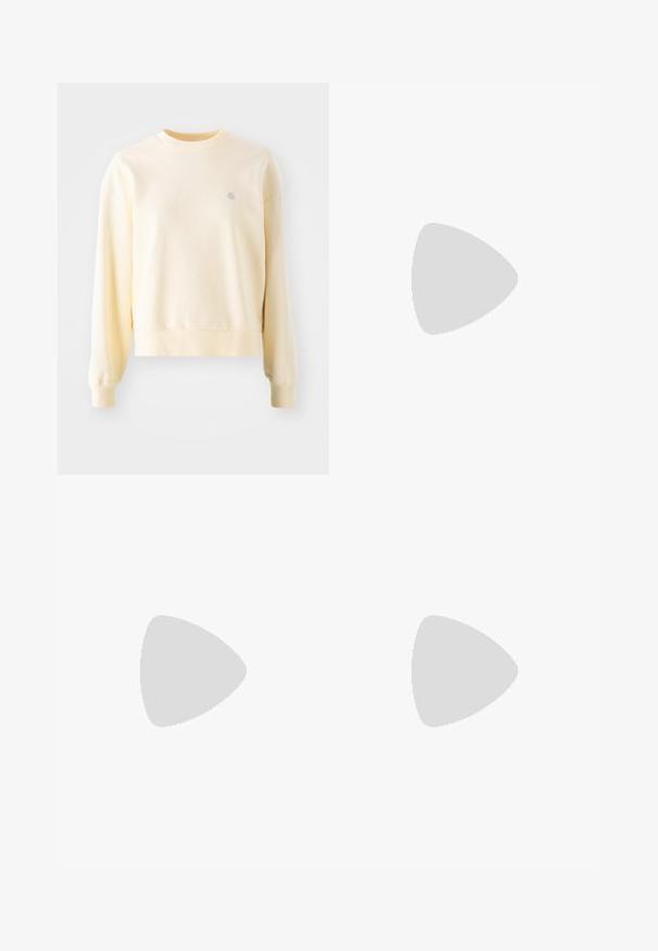 Svijetložuta dukserica s dugim rukavima, okruglim izrezom, rebrastim manžetama i malim logotipom na prsima. Izrađena od mekane, teksturirane tkanine.; Bijela pamučna majica s opuštenim krojem, kratkim rukavima i malim izvezenim logom na lijevoj strani prsnog dela.; Svijetloplave traperice visokog struka sa ravnim širokim nogavicama, prednjim dugmetom, zatvaranjem na zatvarač, te prednjim i stražnjim džepovima.; Roze suede tenisice s zelenim trakama, bijelim detaljima i smešnim gumiranim potplatima. Imaju teksturirani materijal i logo detalje sa strane.