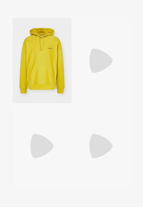Sweatshirt amarelo com capuz, feito de uma mistura de algodão. Possui um bolso canguru na frente, punhos canelados e um pequeno logótipo no peito.; T-shirt de algodão branco com um bolso quadrado preto com o logótipo "The North Face" em branco. Manga curta e design de gola redonda.; Calções de ganga pretos com corte reto, apresentando um fecho de botão e dois bolsos laterais. Bainha desfeita com detalhes de desbotamento subtis.; Sapatilha de pele preta com superfície texturizada, swoosh branco da Nike, sola cinza, bico redondo e design com atacadores. Apresenta perfurações na caixa dos dedos.