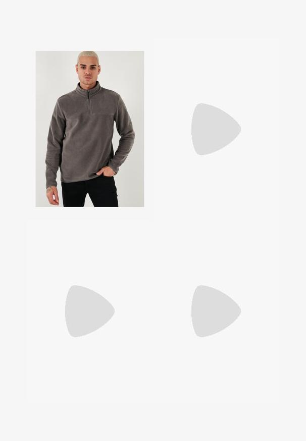 Grå fleece-pullover med lynlås kvart op ad kraven, lange ærmer og en glat tekstur. Accentueret med en simpel søm hen over brystet.; Beige cargo bukser lavet af slidstærkt stof, med to sidelommer, knaplukning og smalle ben med en glat overflade.; Hummel MATCH POINT MP - Sneakers - bright white; Sort quiltet skuldertaske med en blød tekstur, båret af en person i en hvid grafisk T-shirt med fed tekst. Afslappet outfit med denim.